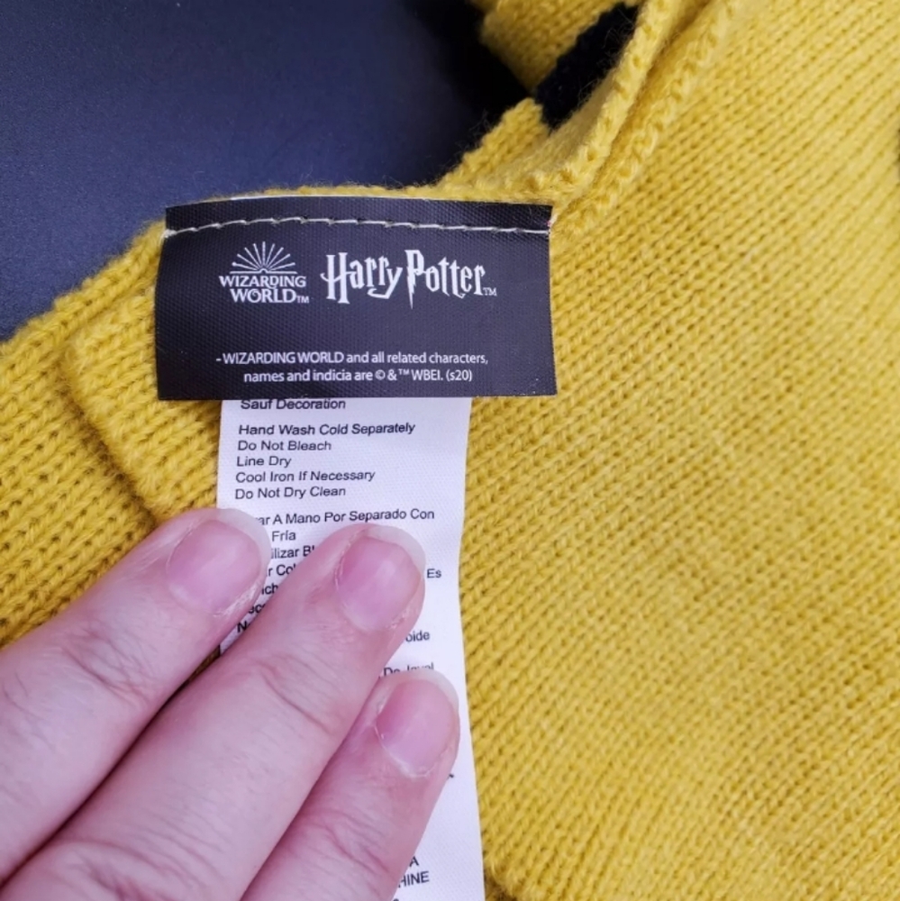 Harry Potter Hufflepuff Scarf- New - Picture 3 of 4